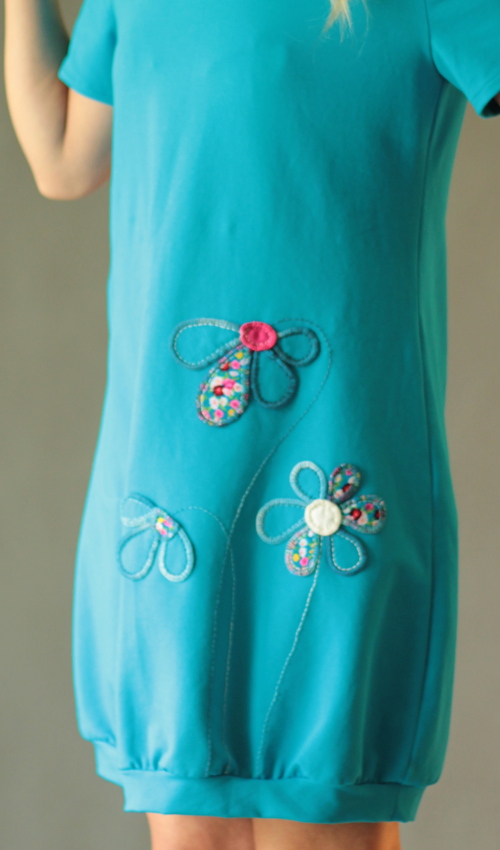 0175_P_detail_bavlna_elastan_bez_podšívky_azurová_růžová__1kapsa_úplet__azurovorůžová_louka_kytky LaJuPe dámské pohodlné šaty bavlna_elastan_bez_podšívky_azurová_růžová__1kapsa_úplet__azurovorůžová_louka_kytky