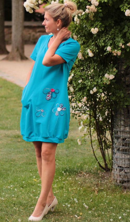 0175_P_slide_bavlna_elastan_bez_podšívky_azurová_růžová__1kapsa_úplet__azurovorůžová_louka_kytky LaJuPe dámské pohodlné šaty bavlna_elastan_bez_podšívky_azurová_růžová__1kapsa_úplet__azurovorůžová_louka_kytky