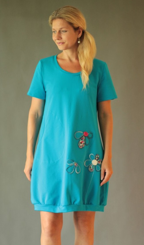 0175_P_zepredu_bavlna_elastan_bez_podšívky_azurová_růžová__1kapsa_úplet__azurovorůžová_louka_kytky LaJuPe dámské pohodlné šaty bavlna_elastan_bez_podšívky_azurová_růžová__1kapsa_úplet__azurovorůžová_louka_kytky