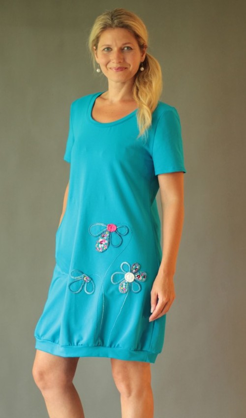 0175_P_šikmo_bavlna_elastan_bez_podšívky_azurová_růžová__1kapsa_úplet__azurovorůžová_louka_kytky LaJuPe dámské pohodlné šaty bavlna_elastan_bez_podšívky_azurová_růžová__1kapsa_úplet__azurovorůžová_louka_kytky