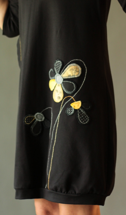 LaJuPe dámské večerní šaty bavlna elastan_bez_podšívky_černá_žlutá__1kapsa_úplet__žlutočerná_louka_kytky