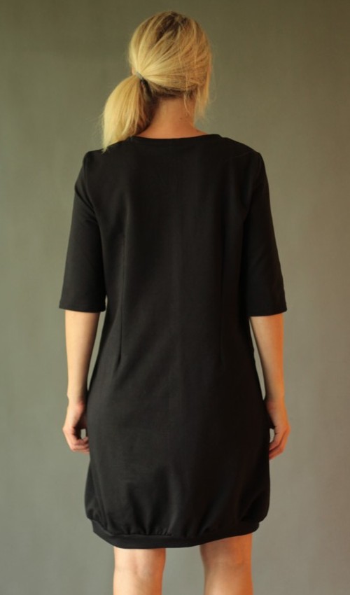 LaJuPe dámské večerní šaty bavlna elastan_bez_podšívky_černá_žlutá__1kapsa_úplet__žlutočerná_louka_kytky