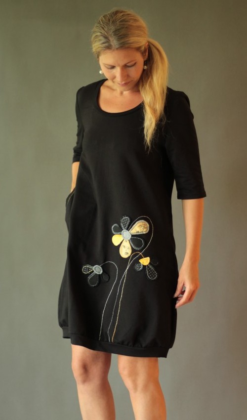 LaJuPe dámské večerní šaty bavlna elastan_bez_podšívky_černá_žlutá__1kapsa_úplet__žlutočerná_louka_kytky