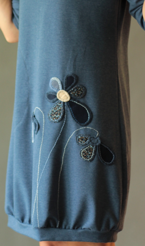 0178_P_detail_bavlna_elastan_bez_podšívky_džínová_modrá__1kapsa_úplet__modrobílá_louka_kytky LaJuPe pohodlné šaty bavlna_elastan_bez_podšívky_džínová_modrá__1kapsa_úplet_modrobílá_louka_kytky