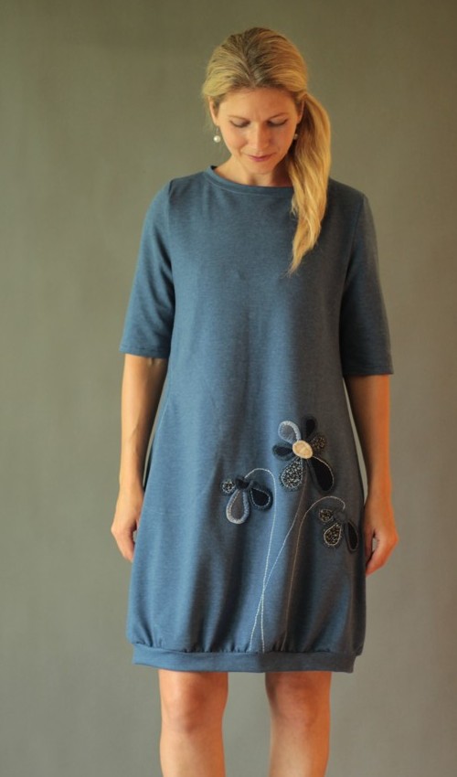 0178_P_zepredu_bavlna_elastan_bez_podšívky_džínová_modrá__1kapsa_úplet__modrobílá_louka_kytky LaJuPe pohodlné šaty bavlna_elastan_bez_podšívky_džínová_modrá__1kapsa_úplet_modrobílá_louka_kytky