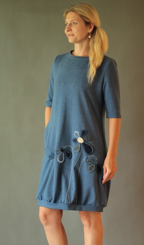 0178_P_šikmo_bavlna_elastan_bez_podšívky_džínová_modrá__1kapsa_úplet__modrobílá_louka_kytky LaJuPe pohodlné šaty bavlna_elastan_bez_podšívky_džínová_modrá__1kapsa_úplet_modrobílá_louka_kytky