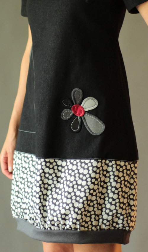 0180_P_detail_bavlna_polyester_bez_podšívky_černá_bílá__1kapsa_úplet__šedočervená_kytka_kytka LaJuPe dámské retro šaty bavlna_polyester_bez_podšívky_černá_bílá__1kapsa_úplet__šedočervená_kytka_kytka