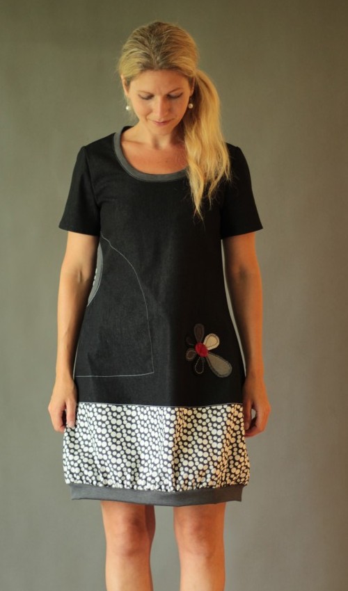 0180_P_zepredu_bavlna_polyester_bez_podšívky_černá_bílá__1kapsa_úplet__šedočervená_kytka_kytka LaJuPe dámské retro šaty bavlna_polyester_bez_podšívky_černá_bílá__1kapsa_úplet__šedočervená_kytka_kytka