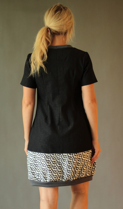 0180_P_zezadu_bavlna_polyester_bez_podšívky_černá_bílá__1kapsa_úplet__šedočervená_kytka_kytka LaJuPe dámské retro šaty bavlna_polyester_bez_podšívky_černá_bílá__1kapsa_úplet__šedočervená_kytka_kytka