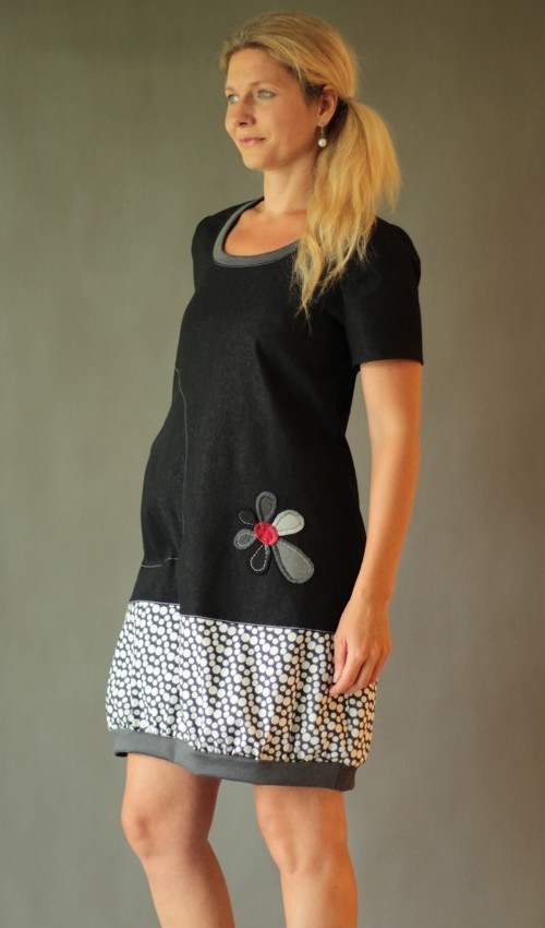 0180_P_šikmo_bavlna_polyester_bez_podšívky_černá_bílá__1kapsa_úplet__šedočervená_kytka_kytka LaJuPe dámské retro šaty bavlna_polyester_bez_podšívky_černá_bílá__1kapsa_úplet__šedočervená_kytka_kytka