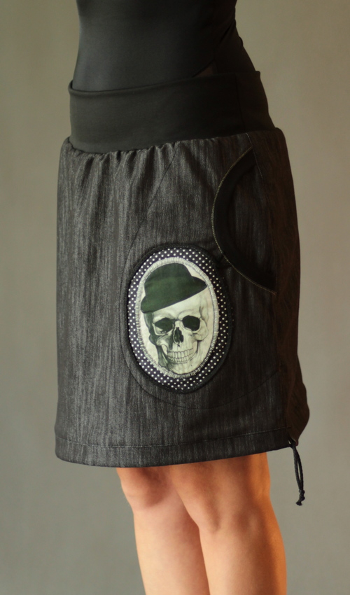 0183_P_detail_bavlna_polyester_bez_podšívky_černá_bílá_áčková_1kapsa_tunýlek_černá_černobílá_lebka_klobou LaJuPe metalová sukně bavlna_polyester_bez_podšívky_černá_bílá_áčková_1kapsa_tunýlek_černá_černobílá_lebka_klobouk