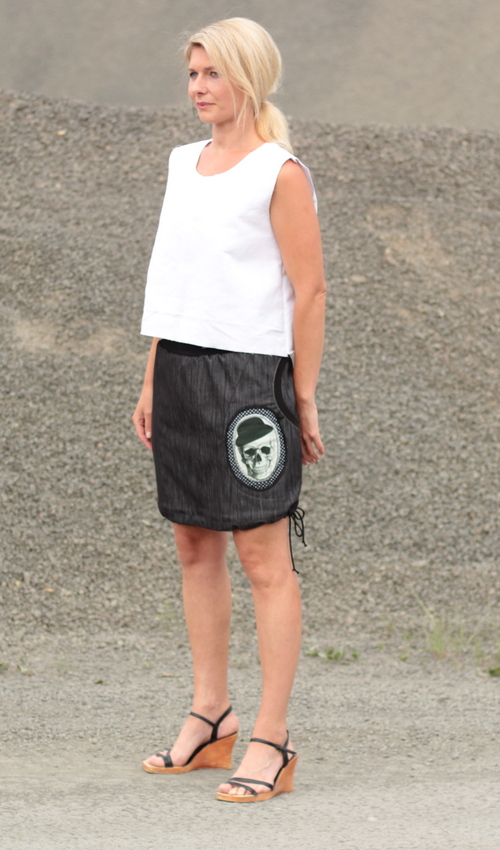 0183_P_slide_bavlna_polyester_bez_podšívky_černá_bílá_áčková_1kapsa_tunýlek_černá_černobílá_lebka_klobouk LaJuPe metalová sukně bavlna_polyester_bez_podšívky_černá_bílá_áčková_1kapsa_tunýlek_černá_černobílá_lebka_klobouk