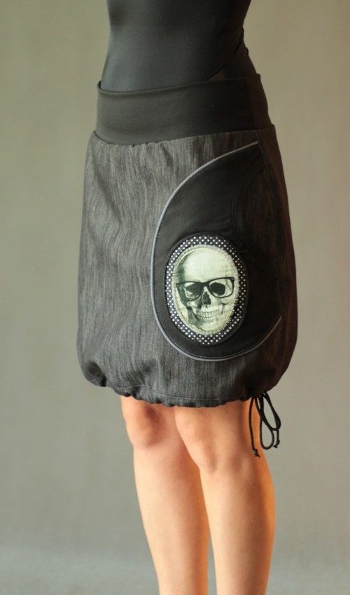 0184_P_detail_bavlna_polyester_bez_podšívky_černá_bílá_áčková_1kapsa_tunýlek_černá_černobílá_lebka_brýle LaJuPe punk sukně bavlna_polyester_bez_podšívky_černá_bílá_áčková_1kapsa_tunýlek_černá_černobílá_lebka_brýle