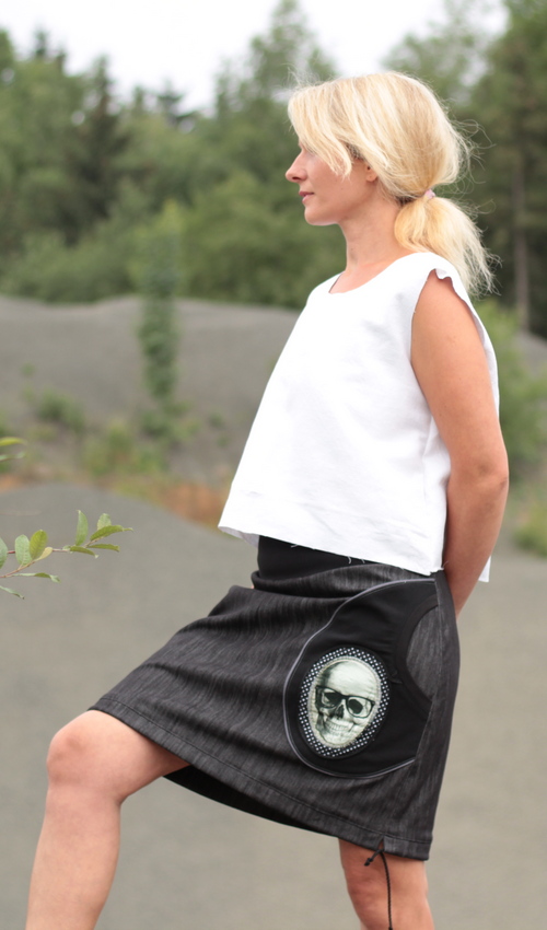 0184_P_slide_bavlna_polyester_bez_podšívky_černá_bílá_áčková_1kapsa_tunýlek_černá_černobílá_lebka_brýle LaJuPe punk sukně bavlna_polyester_bez_podšívky_černá_bílá_áčková_1kapsa_tunýlek_černá_černobílá_lebka_brýle