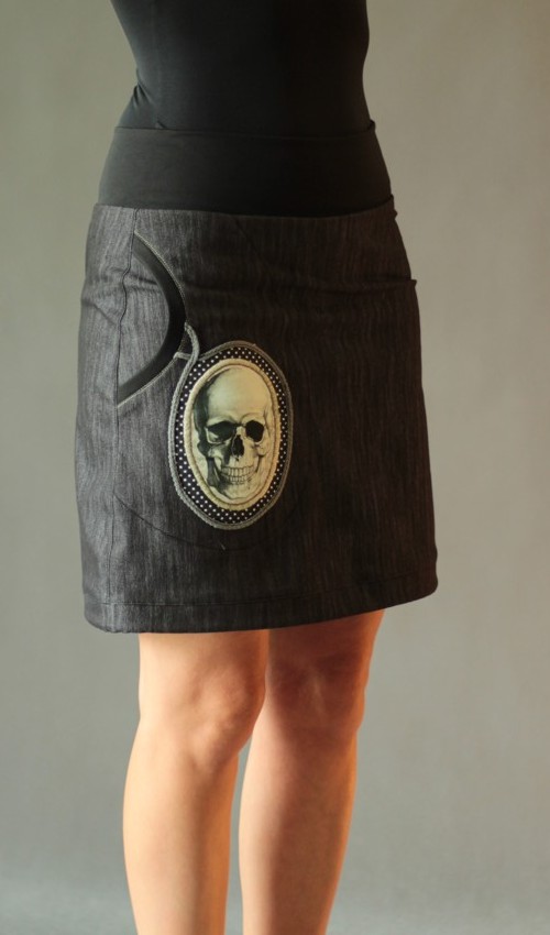 0185_P_detail_bavlna_polyester_bez_podšívky_černá_bílá_áčková_1kapsa_tunýlek_černá_černobílá_lebka_lebka LaJuPe gothic sukně bavlna_polyester_bez_podšívky_černá_bílá_áčková_1kapsa_tunýlek_černá_černobílá_lebka_lebka