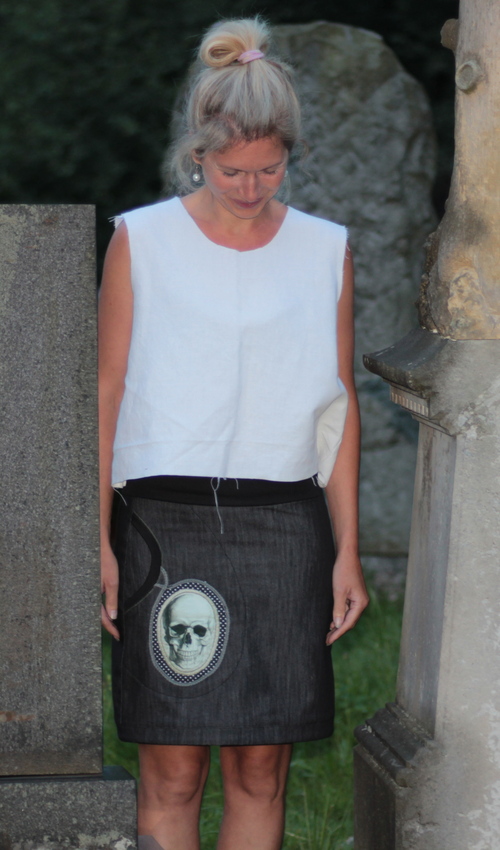 0185_P_slide_bavlna_polyester_bez_podšívky_černá_bílá_áčková_1kapsa_tunýlek_černá_černobílá_lebka_lebka LaJuPe gothic sukně bavlna_polyester_bez_podšívky_černá_bílá_áčková_1kapsa_tunýlek_černá_černobílá_lebka_lebka