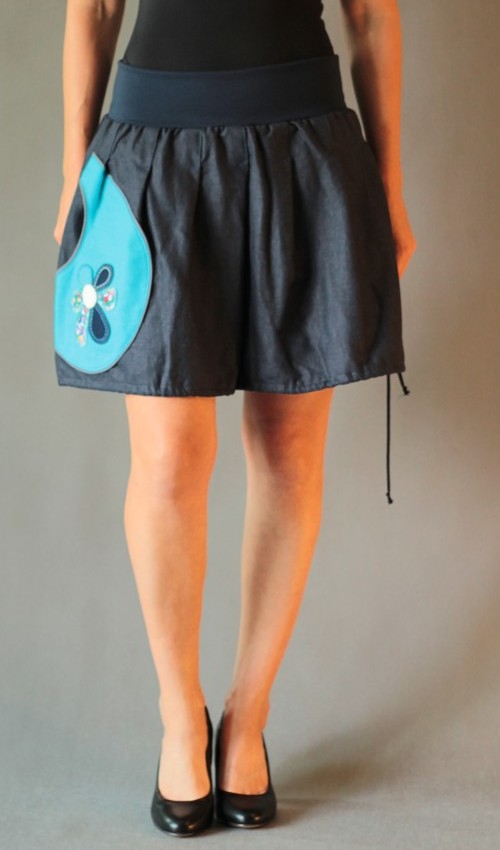 LaJuPe lněná sukně len_viskóza_bez_podšívky_tmavě modrá_tyrkys_skládaná_1kapsa_tunýlek_modrá_modrobílá_kytka_šestikvět