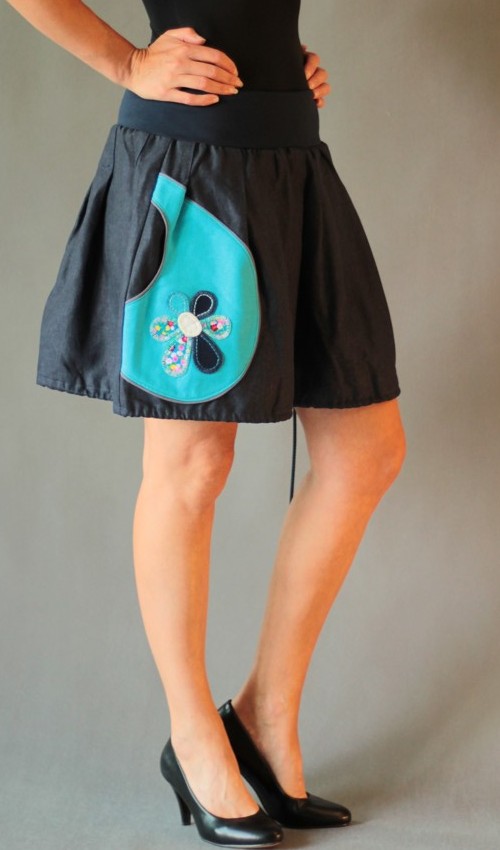 LaJuPe lněná sukně len_viskóza_bez_podšívky_tmavě modrá_tyrkys_skládaná_1kapsa_tunýlek_modrá_modrobílá_kytka_šestikvět