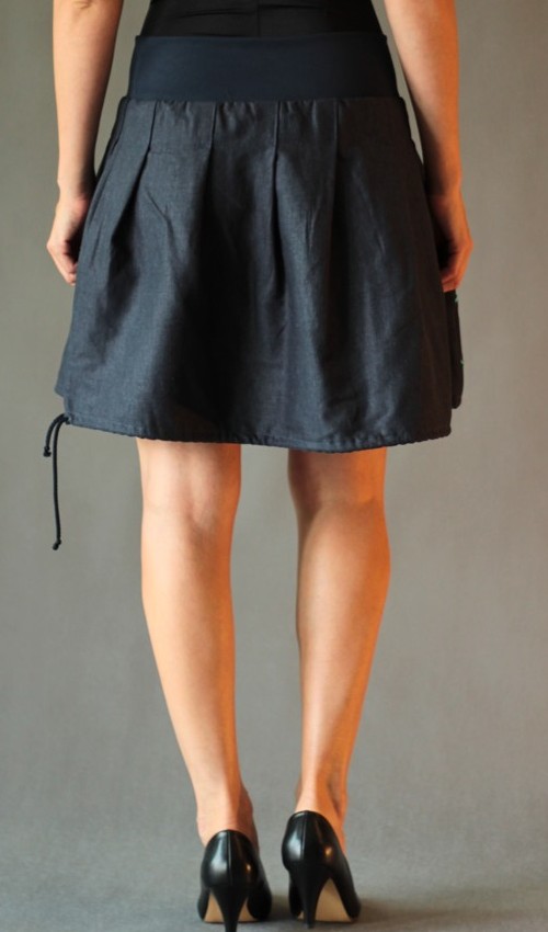 0187_P_zezadu_len_viskóza_bez_podšívky_tmavě modrá_tyrkys_skládaná_1kapsa_tunýlek_modrá_tyrkysová_sluníčko_paprsky LaJuPe sukně s pružným pasem len_viskóza_bez_podšívky_tmavě modrá_tyrkys_skládaná_1kapsa_tunýlek_modrá_tyrkysová_sluníčko_paprsky