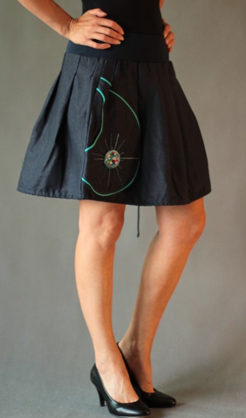 0187_P_šikmo_len_viskóza_bez_podšívky_tmavě modrá_tyrkys_skládaná_1kapsa_tunýlek_modrá_tyrkysová_sluníčko_paprsky LaJuPe sukně s pružným pasem len_viskóza_bez_podšívky_tmavě modrá_tyrkys_skládaná_1kapsa_tunýlek_modrá_tyrkysová_sluníčko_paprsky