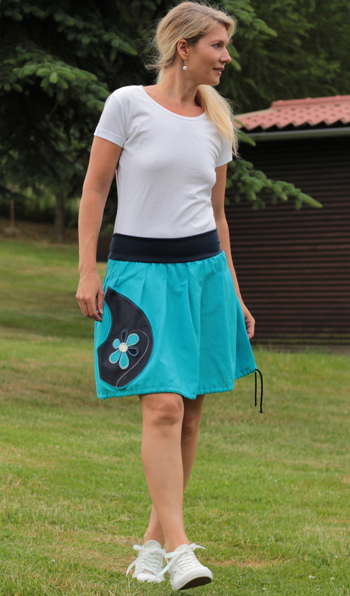 LaJuPe outdoorová sukně len_viskóza_bez_podšívky_tyrkys_modrá_skládaná_1kapsa_tunýlek_modrá_tyrkysovomodrobílá_kytka_šestikvět