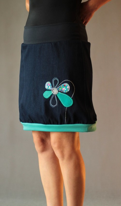 LaJuPe sukně na volný čas vlna_polyester_bez_podšívky_modrá_tyrkys_áčková_1kapsa_úplet_modrá_tyrkysovomodrá_kytka_šestikvět