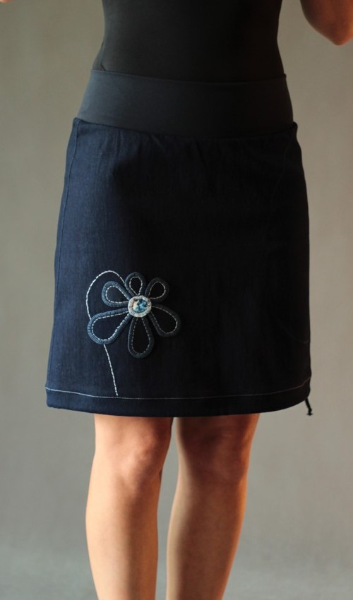 0198_P_detail_bavlna_polyester_bez_podšívky_tmavěmodrá_modrá_áčková_1kapsa_tunýlek_modrá_tmavěmodrá_kytka_půlkvět LaJuPe sukně do a bavlna_polyester_bez_podšívky_tmavěmodrá_modrá_áčková_1kapsa_tunýlek_modrá_tmavěmodrá_kytka_půlkvět