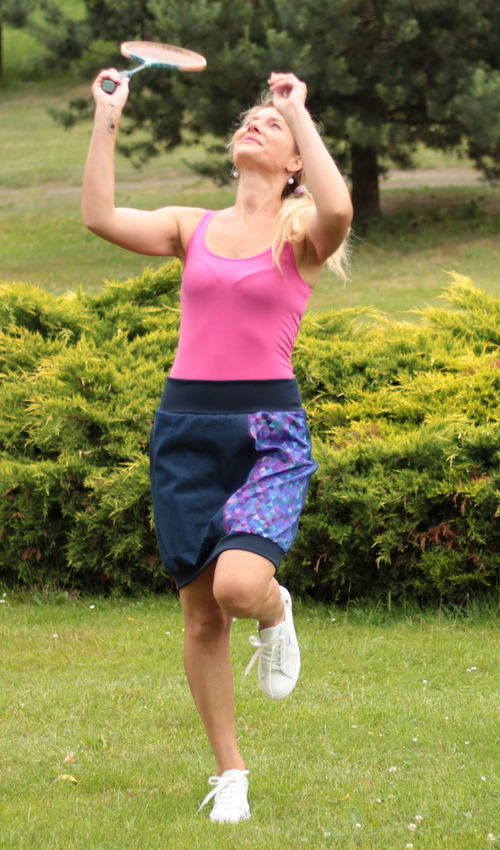 0202_P_slide_bavlna_polyester_bez_podšívky_tmavěmodrá_růžovofialová_dělená_1kapsa_úplet_modrá_růžovofialová_tisk_trojúhelníčky LaJuPe sportovní sukně bavlna_polyester_bez_podšívky_tmavěmodrá_růžovofialová_dělená_1kapsa_úplet_modrá_růžovofialová_tisk_trojúhelníčky