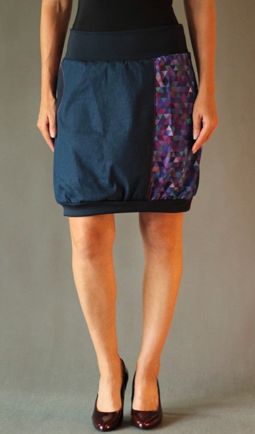 0202_P_zepredu_bavlna_polyester_bez_podšívky_tmavěmodrá_růžovofialová_dělená_1kapsa_úplet_modrá_růžovofialová_tisk_trojúhelníčky LaJuPe sportovní sukně bavlna_polyester_bez_podšívky_tmavěmodrá_růžovofialová_dělená_1kapsa_úplet_modrá_růžovofialová_tisk_trojúhelníčky