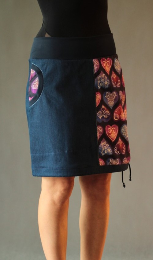 0204_P_detail_bavlna_polyester_bez_podšívky_tmavěmodrá_růžovofialová_dělená_1kapsa_tunýlek_modrá_růžovofialová_tisk_srdce LaJuPe sukně do a bavlna_polyester_bez_podšívky_tmavěmodrá_růžovofialová_dělená_1kapsa_tunýlek_modrá_růžovofialová_tisk_srdce