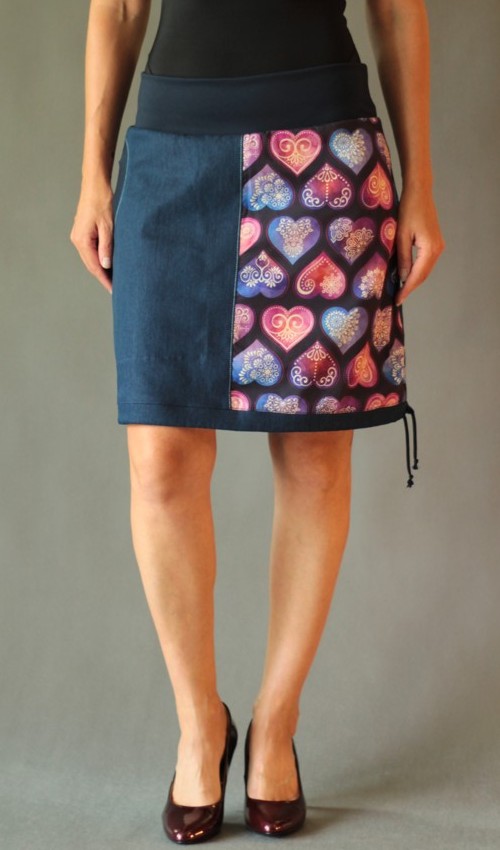 0204_P_zepredu_bavlna_polyester_bez_podšívky_tmavěmodrá_růžovofialová_dělená_1kapsa_tunýlek_modrá_růžovofialová_tisk_srdce LaJuPe sukně do a bavlna_polyester_bez_podšívky_tmavěmodrá_růžovofialová_dělená_1kapsa_tunýlek_modrá_růžovofialová_tisk_srdce