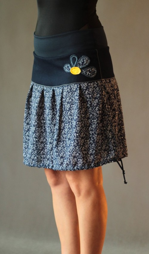 LaJuPe letní maxi sukně bavlna_polyester_bez_podšívky_tmavěmodrá_bílá_skládaná_bez_kapes_tunýlek_modrá_modrožlutá_kytka_půlkvět