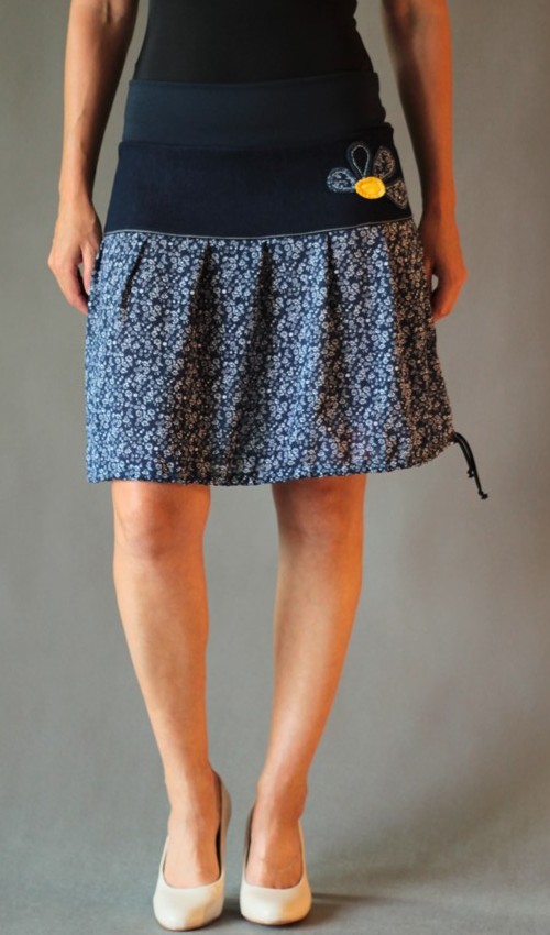 LaJuPe letní maxi sukně bavlna_polyester_bez_podšívky_tmavěmodrá_bílá_skládaná_bez_kapes_tunýlek_modrá_modrožlutá_kytka_půlkvět