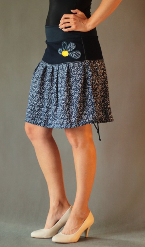 LaJuPe letní maxi sukně bavlna_polyester_bez_podšívky_tmavěmodrá_bílá_skládaná_bez_kapes_tunýlek_modrá_modrožlutá_kytka_půlkvět