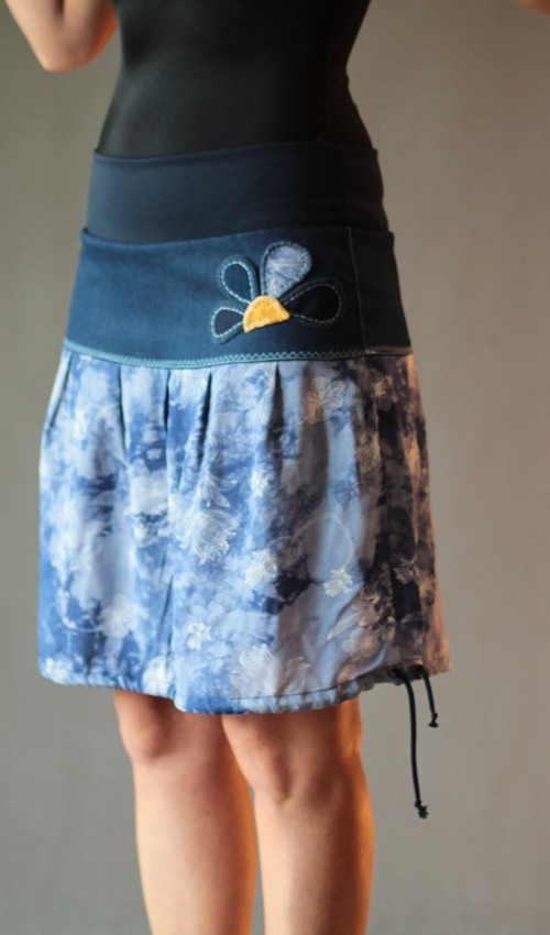 0208_P_detail_bavlna_viskóza_bez_podšívky_bleděmodrá_žlutá_skládaná_bez_kapes_tunýlek_modrá_modrožlutá_kytka_půlkvět bavlna_viskóza_bez_podšívky_bleděmodrá_žlutá_skládaná_bez_kapes_tunýlek_modrá_modrožlutá_kytka_půlkvět