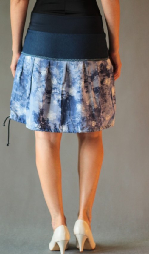 0208_P_zezadu_bavlna_viskóza_bez_podšívky_bleděmodrá_žlutá_skládaná_bez_kapes_tunýlek_modrá_modrožlutá_kytka_půlkvět bavlna_viskóza_bez_podšívky_bleděmodrá_žlutá_skládaná_bez_kapes_tunýlek_modrá_modrožlutá_kytka_půlkvět