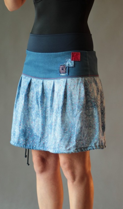 0210_P_detail_bavlna_viskóza_bez_podšívky_bleděmodrá_černomodrobílá_skládaná_bez_kapes_tunýlek_modrá_červenomodrá_čtverec_tři čtverce LaJuPe vzorovaná sukně bavlna_viskóza_bez_podšívky_bleděmodrá_černomodrobílá_skládaná_bez_kapes_tunýlek_modrá_červenomodrá_čtverec_tři čtverce