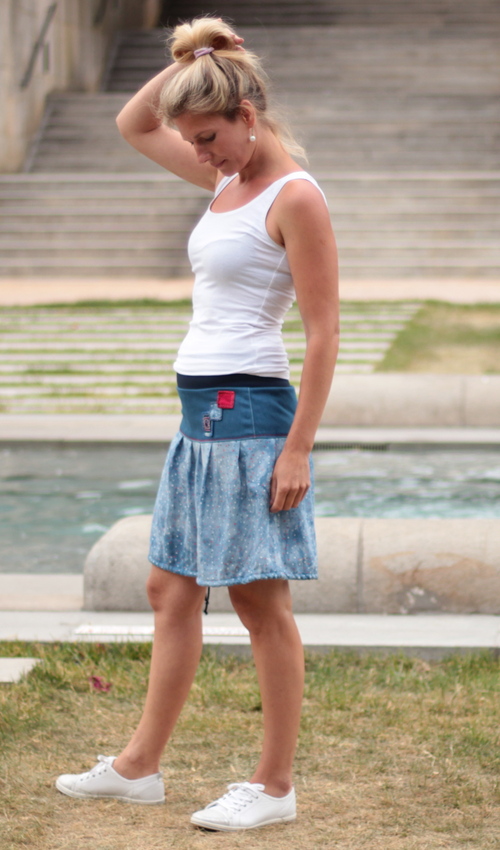 0210_P_slide_bavlna_viskóza_bez_podšívky_bleděmodrá_černomodrobílá_skládaná_bez_kapes_tunýlek_modrá_červenomodrá_čtverec_tři čtverce LaJuPe vzorovaná sukně bavlna_viskóza_bez_podšívky_bleděmodrá_černomodrobílá_skládaná_bez_kapes_tunýlek_modrá_červenomodrá_čtverec_tři čtverce