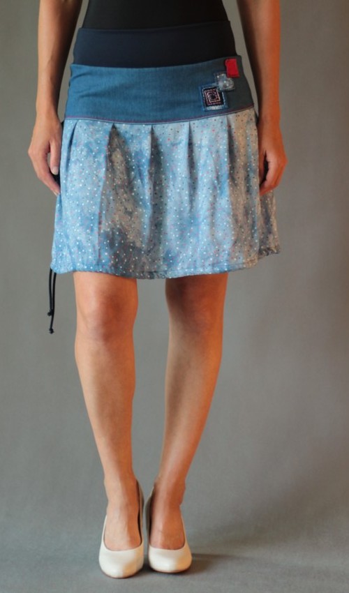 0210_P_zepredu_bavlna_viskóza_bez_podšívky_bleděmodrá_černomodrobílá_skládaná_bez_kapes_tunýlek_modrá_červenomodrá_čtverec_tři čtverce LaJuPe vzorovaná sukně bavlna_viskóza_bez_podšívky_bleděmodrá_černomodrobílá_skládaná_bez_kapes_tunýlek_modrá_červenomodrá_čtverec_tři čtverce