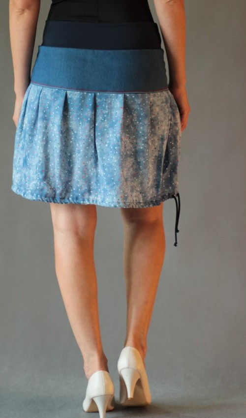 0210_P_zezadu_bavlna_viskóza_bez_podšívky_bleděmodrá_černomodrobílá_skládaná_bez_kapes_tunýlek_modrá_červenomodrá_čtverec_tři čtverce LaJuPe vzorovaná sukně bavlna_viskóza_bez_podšívky_bleděmodrá_černomodrobílá_skládaná_bez_kapes_tunýlek_modrá_červenomodrá_čtverec_tři čtverce