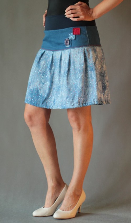 0210_P_šikmo_bavlna_viskóza_bez_podšívky_bleděmodrá_černomodrobílá_skládaná_bez_kapes_tunýlek_modrá_červenomodrá_čtverec_tři čtverce LaJuPe vzorovaná sukně bavlna_viskóza_bez_podšívky_bleděmodrá_černomodrobílá_skládaná_bez_kapes_tunýlek_modrá_červenomodrá_čtverec_tři čtverce