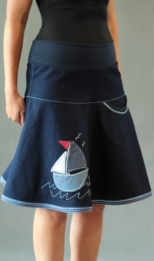 LaJuPe rifloé sukně letní bavlna_elastan_bez_podšívky_modrá_bílomodrá_se_sedlem_nahoře_bez_kapes_kédr_modrá_bílomodročervená_loď_plachetnice