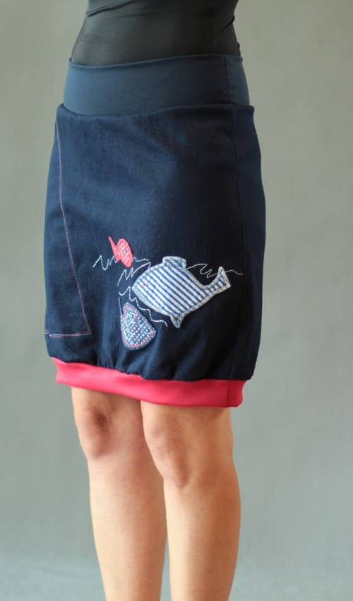 0214_P_detail_bavlna_elastan_bez_podšívky_modrá_červená_áčková_1kapsa_úplet_modrá_bílomodročervená_ryba_tři ryby LaJuPe dívčí džínová sukně bavlna_elastan_bez_podšívky_modrá_červená_áčková_1kapsa_úplet_modrá_bílomodročervená_ryba_tři ryby