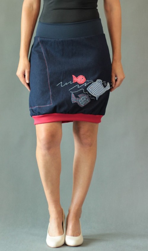 0214_P_zepredu_bavlna_elastan_bez_podšívky_modrá_červená_áčková_1kapsa_úplet_modrá_bílomodročervená_ryba_tři ryby LaJuPe dívčí džínová sukně bavlna_elastan_bez_podšívky_modrá_červená_áčková_1kapsa_úplet_modrá_bílomodročervená_ryba_tři ryby