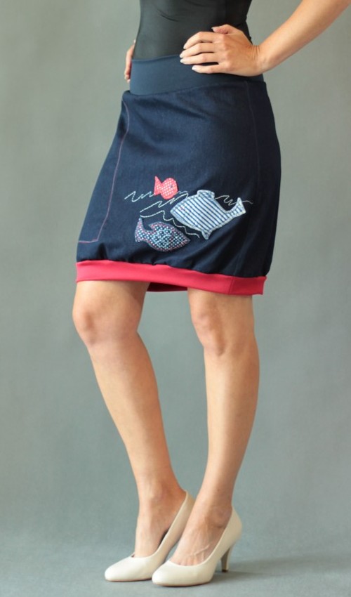 0214_P_šikmo_bavlna_elastan_bez_podšívky_modrá_červená_áčková_1kapsa_úplet_modrá_bílomodročervená_ryba_tři ryby LaJuPe dívčí džínová sukně bavlna_elastan_bez_podšívky_modrá_červená_áčková_1kapsa_úplet_modrá_bílomodročervená_ryba_tři ryby