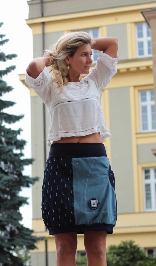 0224_P_slide_bavlna_polyester_bez_podšívky_modrá_bleděmodrá_půlená_1kapsa_úplet_modrá_bílomodrá_pečeť_pečeť LaJuPe dámská džínová sukně tmavě modrá světle modrá půlená riflová tmavomodrý náplet áčková s kapsou motiv štítek