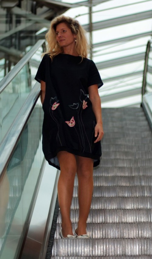 LaJuPe riflové šaty tmavomodré aplikace pestré tulipány růžová kapsa