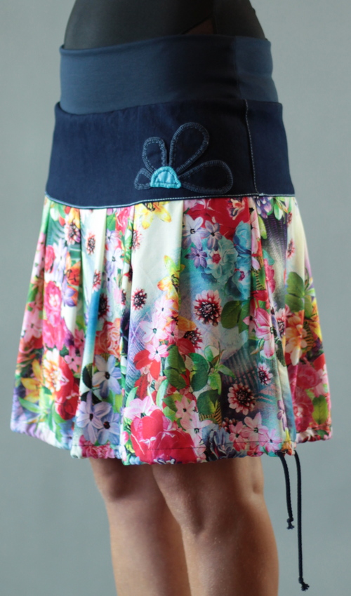 LaJuPe sukně s aplikacemi bavlna_viskóza_bez_podšívky_pestrobarevná_modrá_se_sedlem_nahoře_bez_kapes_tunýlek_modrá_modrá_kytka_polokvět