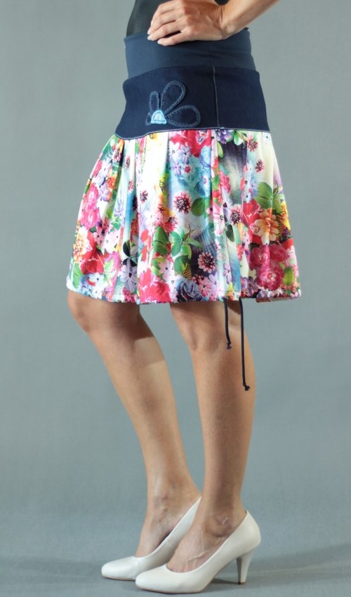 LaJuPe sukně s aplikacemi bavlna_viskóza_bez_podšívky_pestrobarevná_modrá_se_sedlem_nahoře_bez_kapes_tunýlek_modrá_modrá_kytka_polokvět