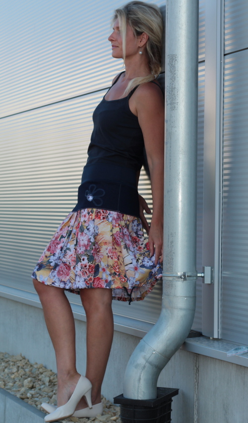 0233_P_slide_bavlna_viskóza_bez_podšívky_pestrobarevná_modrá_se_sedlem_nahoře_bez_kapes_tunýlek_modrá_modrá_kytka_polokvět LaJuPe sukně s aplikací bavlna_viskóza_bez_podšívky_pestrobarevná_modrá_se_sedlem_nahoře_bez_kapes_tunýlek_modrá_modrá_kytka_polokvět